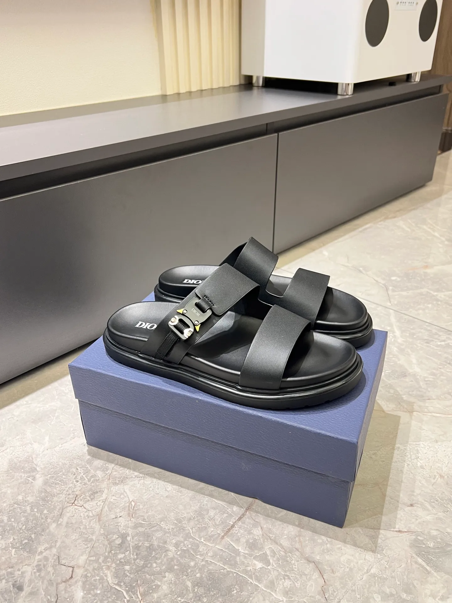 Men's Men's Shoes 💰p320 Dio* Men's Sandals Slippers. Showcasing Dior haute couture design. The Dior gray suede strap is accented with an aluminum Dior buckle for added style. Paired with a comfortable tonal notch sole, they pair easily with shorts or jeans for a sophisticated look. Main body: suede cow leather, technical fabric lining: cow leather, with adjustable straps, aluminum Dior buckle, Dior gray EVA insole, tonal notched rubber outsole splicing structure, size: 38-44 (customized at 45.46)